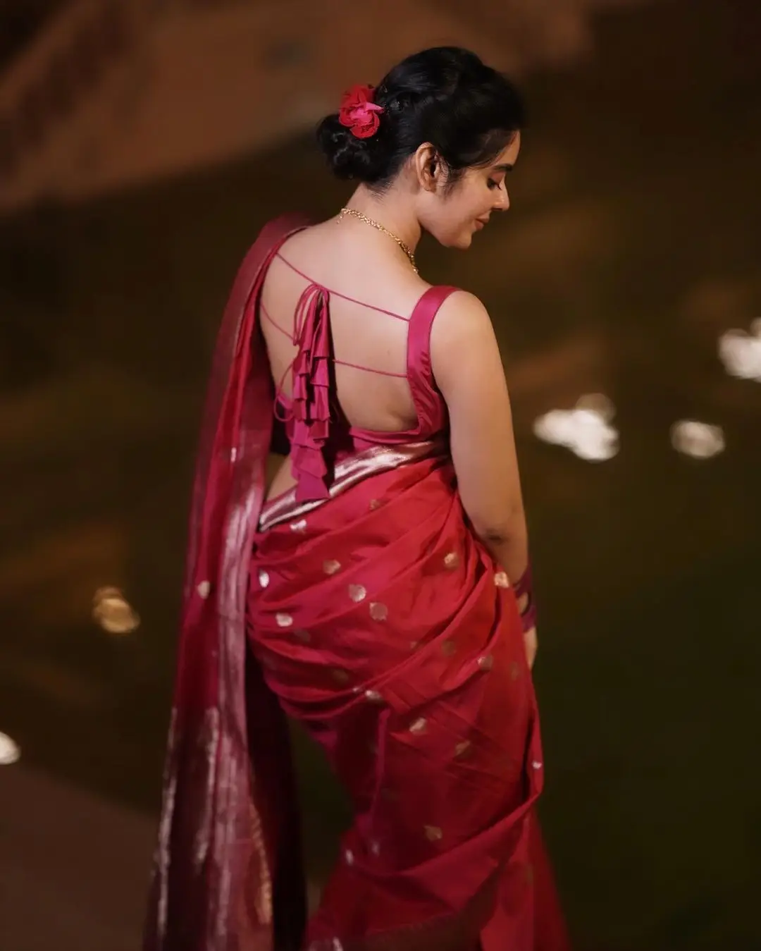 Kushita Kallapu in Red Saree Sleeveless Blouse